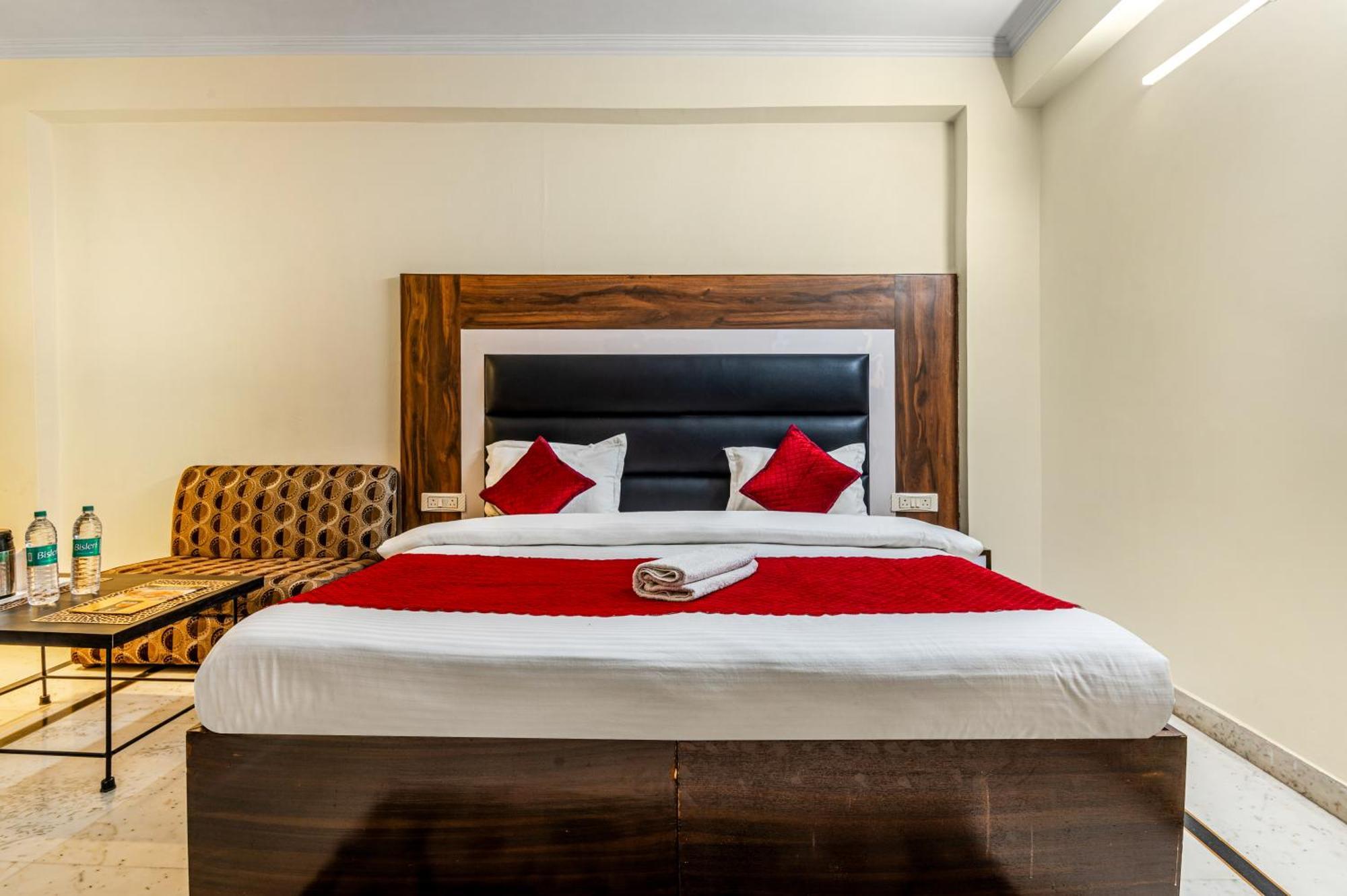 Hotel Nice Palace Delhi Kültér fotó