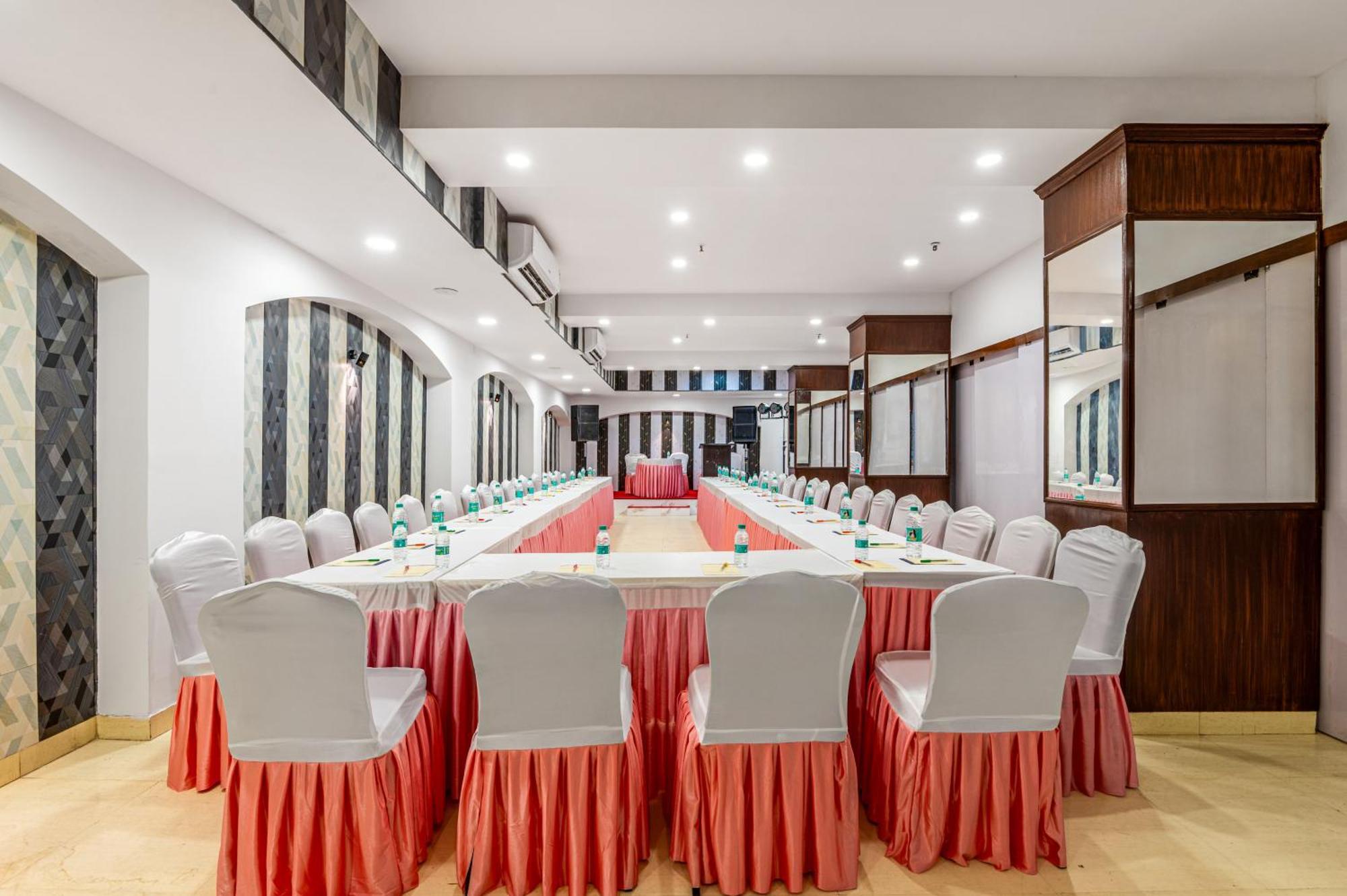 Hotel Nice Palace Delhi Kültér fotó