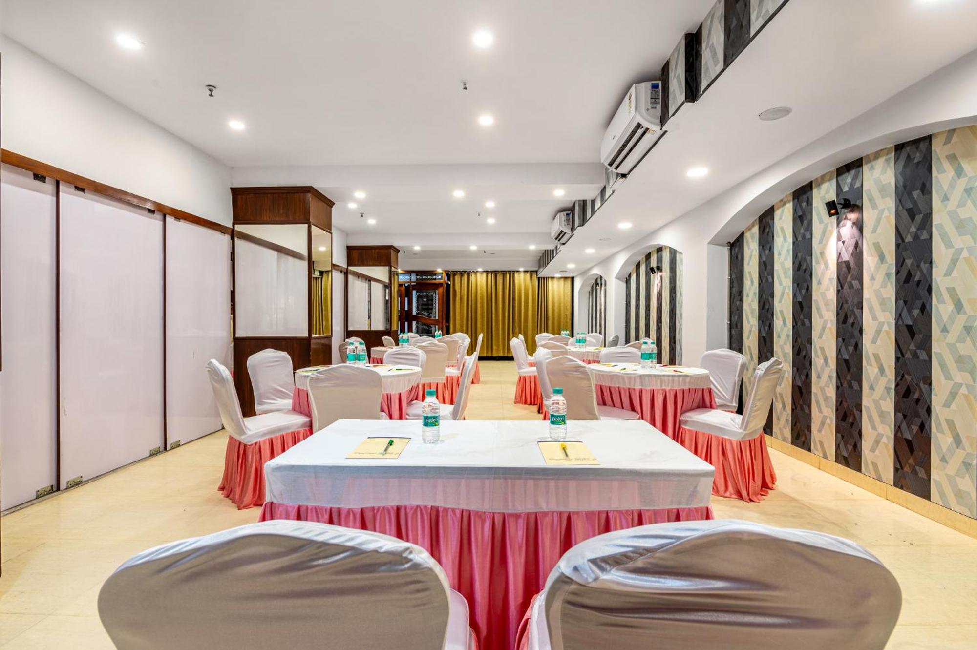 Hotel Nice Palace Delhi Kültér fotó