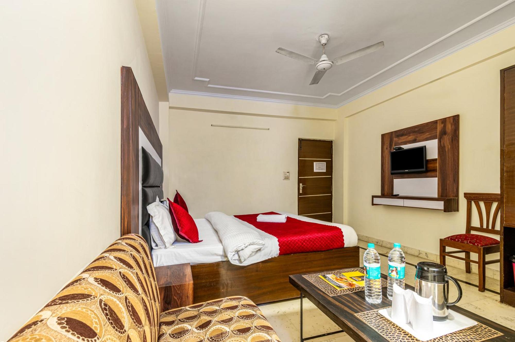 Hotel Nice Palace Delhi Kültér fotó