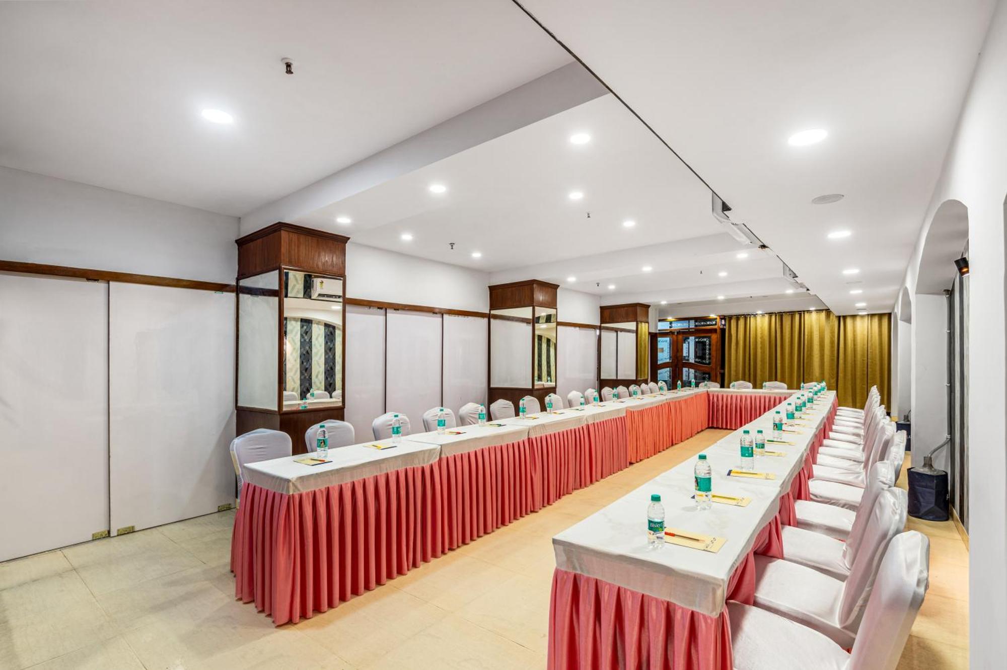 Hotel Nice Palace Delhi Kültér fotó