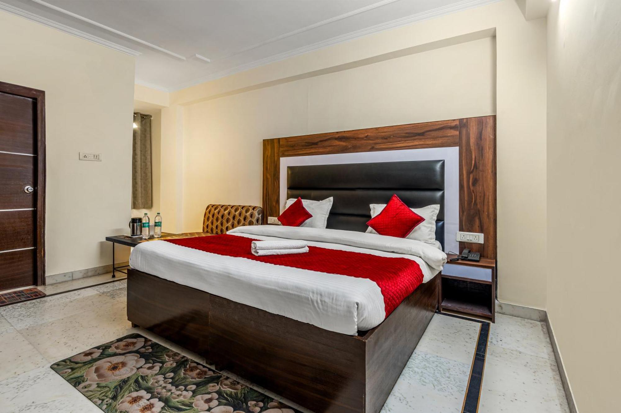Hotel Nice Palace Delhi Kültér fotó