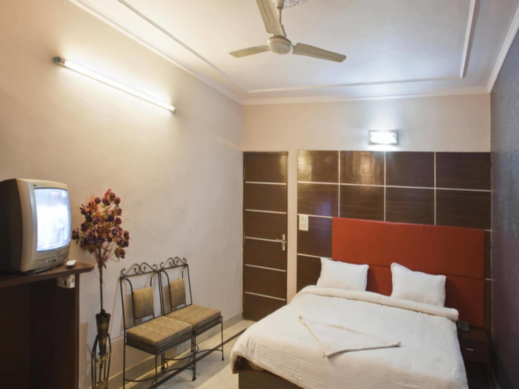 Hotel Nice Palace Delhi Kültér fotó